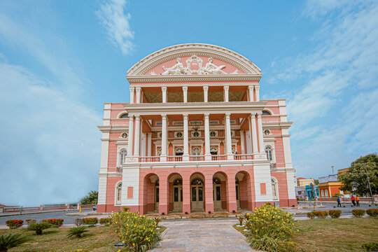 Teatro Amazonas is one of the most important theaters in Brazil and the main postcard of the city of Manaus. Located in Largo de S&atilde;o Sebasti&atilde;o, in the Historic Center, it was opened in 1896 to serve