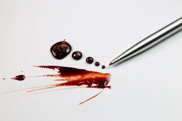 Manchas de sangre o tinta roja y lapicero. Concepto de escritores de historias terror.