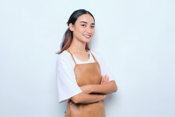 Obraz premium Smiling pretty young barista girl in apron standing with crossed arms feels confident isolated on white background