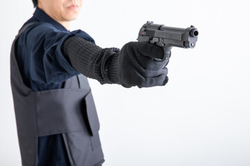 拳銃を持った男性　Bulletproof