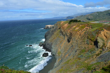 Fototapeta na wymiar Sea cliffs and black sand beach along Pacific coast north of San Francisco