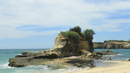 Fototapeta na wymiar iconic stone in klayar beach, pacitan