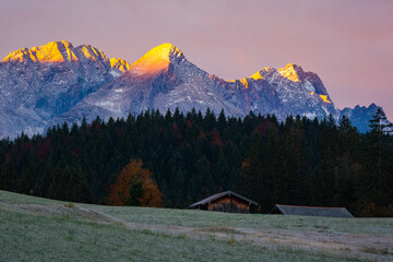 Berge und Gipfel im Sonnenaufgang - Zugspitze im Herbst