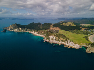 Obraz premium Crystal clear blue waters of Crayfish bay, New Zealand