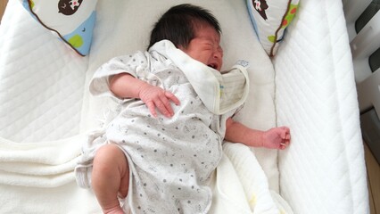 産後1か月0歳の新生児が泣いているときの全身の様子を撮影した写真