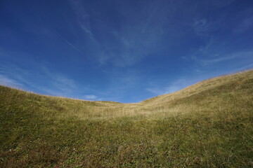 Obraz premium Green hills with blue sky