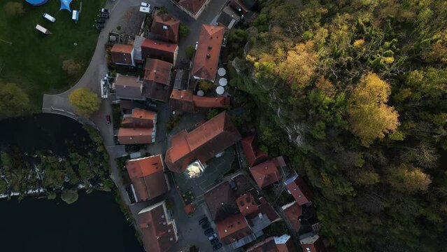 Blick auf Kallm&uuml;nz in der Oberpfalz in herbstlicher Umgebung
