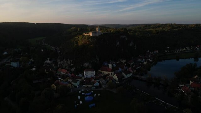 Blick auf die Burgruine Kallm&uuml;nz in der Oberpfalz in herbstlicher Umgebung