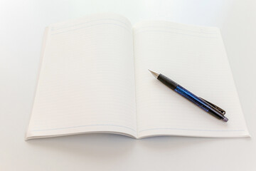 開いたノートとペン