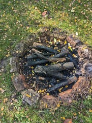 Abgebranntes Lagerfeuer im Garten Zuhause im Herbst