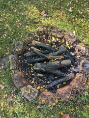 Abgebranntes Lagerfeuer im Garten Zuhause im Herbst