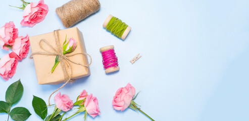 Gift wrapping and decoration with fresh flowers