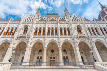 Fototapeta Budapeszt, budynek parlamentu nad rzeką Dunaj widziany za dnia.  obraz