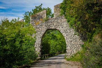 Fototapeta na wymiar Gate in the the medieval ramparts surrounding the vilage of Rochemaure in the South of France (Ardeche)