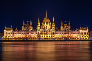 Budapeszt budynek parlamentu Országház oświetlony nocą nad rzeką Dunaj. - obrazy, fototapety, plakaty