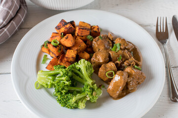 Chicken mit light milk sauce, broccoli and roasted sweet potatoes. Low fat healthy meal
