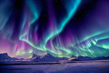 Aurore boréale sur la Norvège. Aurores boréales vertes au-dessus des montagnes. Ciel nocturne avec lumières polaires. Paysage d& 39 hiver nocturne avec aurore et réflexion sur la surface de l& 39 eau. Dos naturel