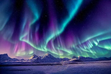 Crédence de cuisine en verre imprimé Aurores boréales Aurore boréale sur la Norvège. Aurores boréales vertes au-dessus des montagnes. Ciel nocturne avec lumières polaires. Paysage d& 39 hiver nocturne avec aurore et réflexion sur la surface de l& 39 eau. Dos naturel