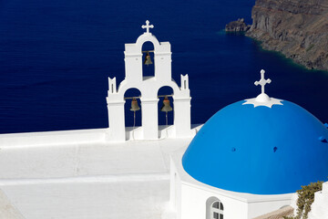 Blaue orthodoxe Kirche in Oia, Santorin, Kykladen, Griechenland