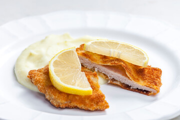 veal schnitzel with mashed potatoes