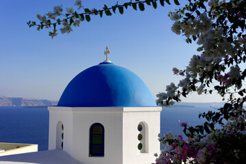 Fototapeta na wymiar Blaue orthodoxe Kirche in Oia, Santorin, Kykladen, Griechenland