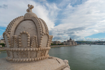 Budapeszt Węgry kamienna korona i widok z mostu Margaret na Parlament.

