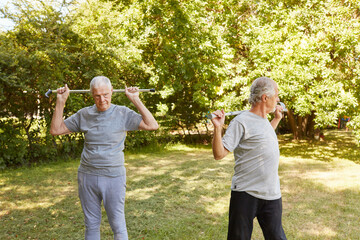 Zwei alte Männer mit Krücken machen Fitness Training