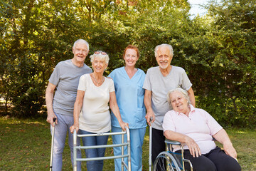 Senioren Gruppe in Reha Klinik mit Physiotherapeutin