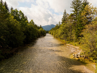 Bayerische Landschaft - Die Weißach entwässert das Kreuther Tal und mündet in den Tegernsee
