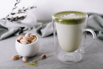 Obraz na płótnie Canvas Green matcha latte with pistachios