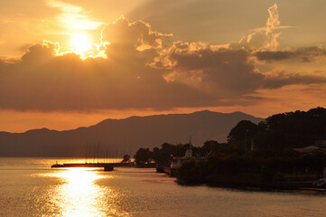夕焼けの琵琶湖と比良山地（滋賀県）