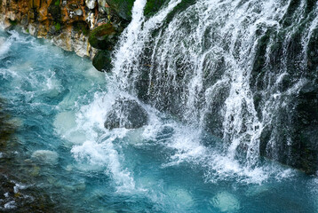 美瑛にある白ひげの滝と青い清流