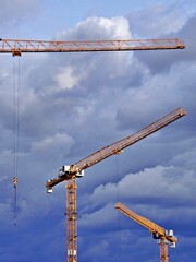 Baukran gegen blauen Himmel