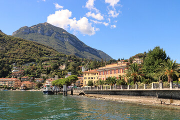 Fototapeta premium Wunderschöner Comer See; Uferpromenade in Menaggio mit Monte di Tremezzo