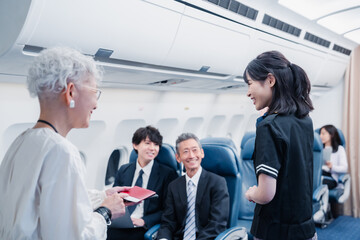 飛行機で移動する乗客