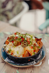 Nachos con queso, carne, guacamole y tomate
