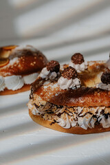 Dulce de navidad. Dulce Rosca de Reyes. Roscón de Reyes. Delicioso postre relleno de forma redonda. Luces y sombras. Rayo de luz.