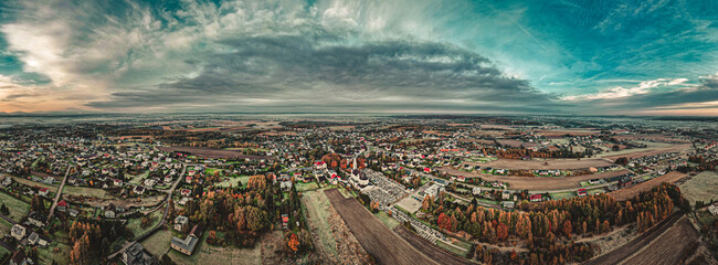 Gorzyce, nowoczesna wieś na Śląsku w Polsce panorama jesienią z lotu ptaka © Franciszek
