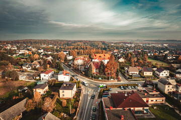 Nowoczesna wieś Czyżowice w gminie Gorzyce na Śląsku w Polsce, panorama jesienią z lotu ptaka