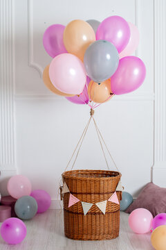 Fotozone f&uuml;r einen Kindergeburtstag in hellen, pastellfarbenen Blumen mit Luftballon, B&auml;llen, Kissen. Hintergrund f&uuml;r Familie, Kinderfotografie.