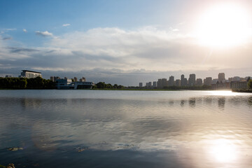 The city skyline scenery set off by the river in the city park