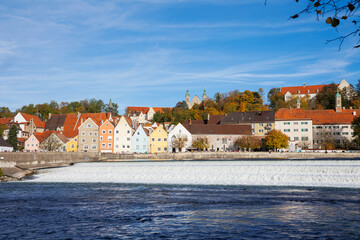 Obraz premium View over the Lech weir near Landsberg am Lech to the house front of the Lech promenade
