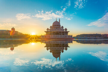 Obraz premium Beautiful sunrise At Putra Mosque, Putrajaya Malaysia with colorful clouds and reflection on the lake surface.