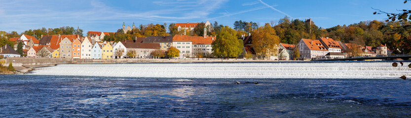 Obraz premium View over the Lech weir near Landsberg am Lech to the house front of the Lech promenade