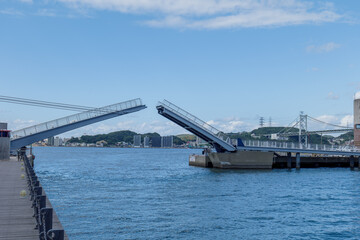 開いている可動橋　ブルーウィングもじ　北九州市門司