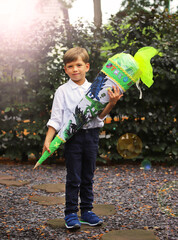 Junge mit einer Schultüte 