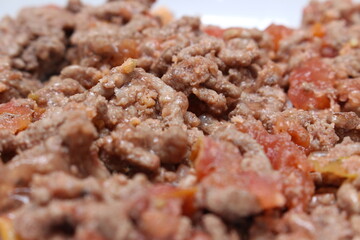 carne moída preparada para a refeição, carne com tomate feita para o almoço, detalhes da refeição