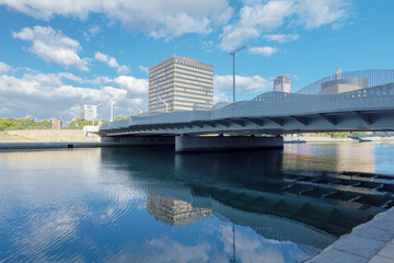 朝の紫川と北九州市役所　北九州市小倉