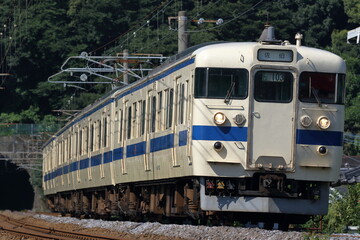 Obraz premium トンネルを通過した普通列車