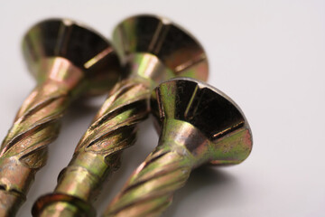 Wkręty do drewna na jasnym tle. © Adam Sadlak